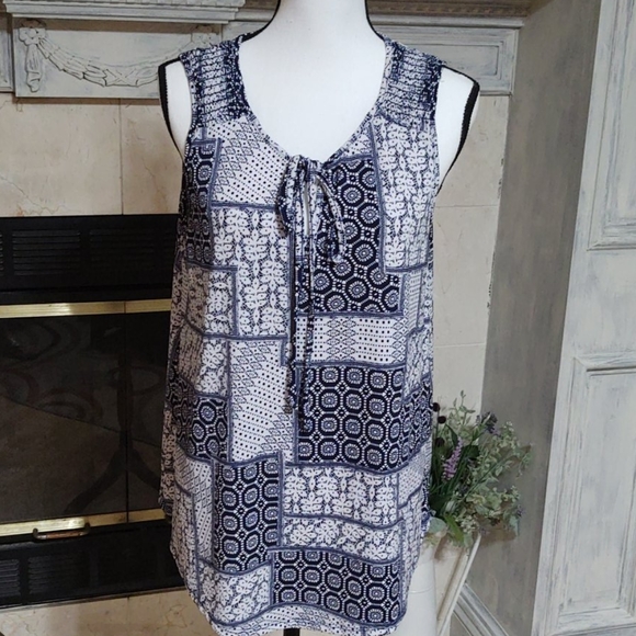 🛍️Sleeveless scoop neck top - Picture 1 of 6